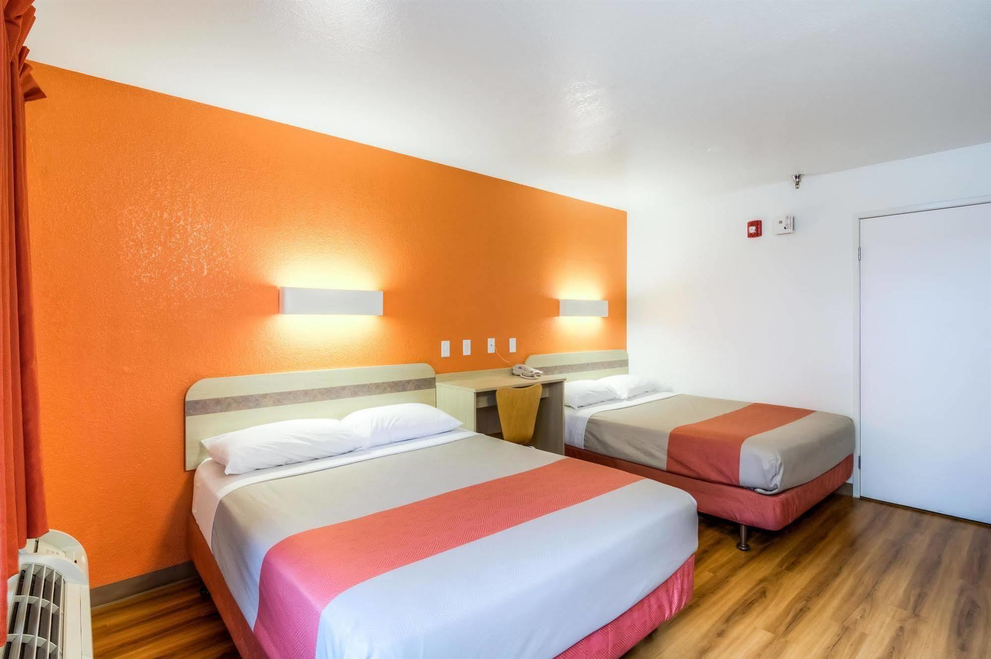 Motel 6 Chicago - Elk Grove Элк-Гров-Виллидж Экстерьер фото