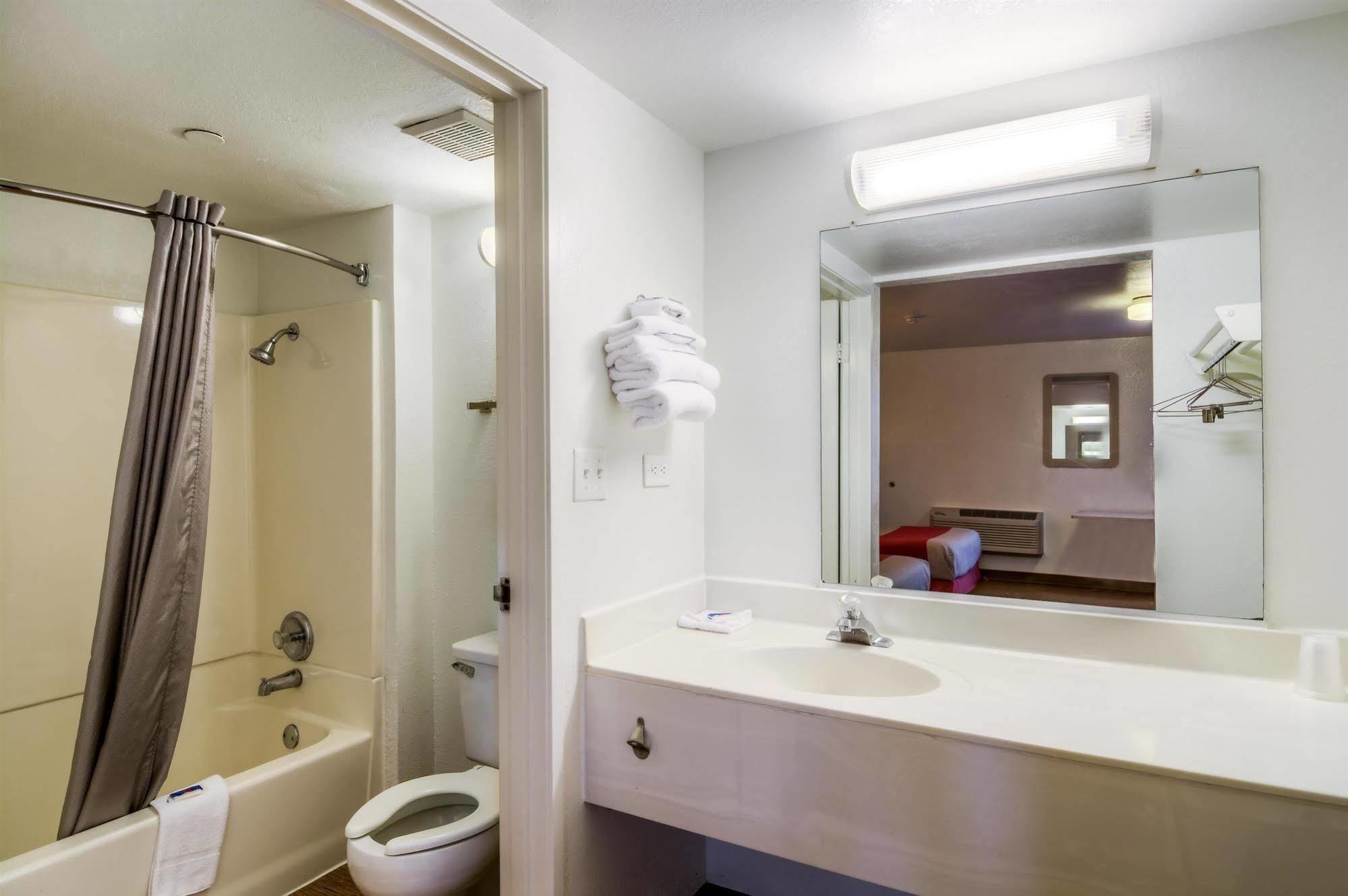 Motel 6 Chicago - Elk Grove Элк-Гров-Виллидж Экстерьер фото