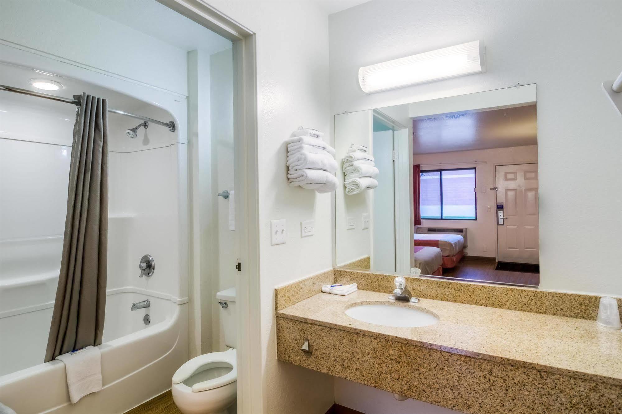 Motel 6 Chicago - Elk Grove Элк-Гров-Виллидж Экстерьер фото