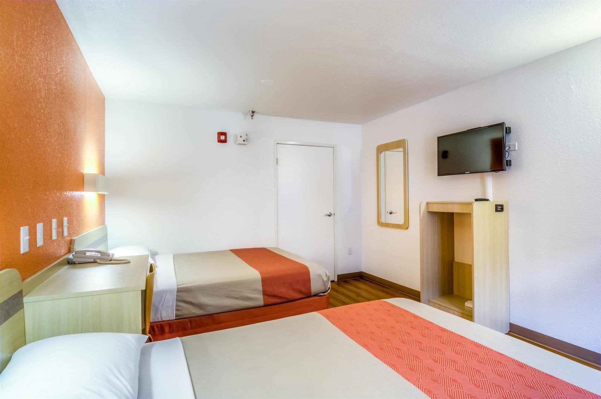 Motel 6 Chicago - Elk Grove Элк-Гров-Виллидж Экстерьер фото