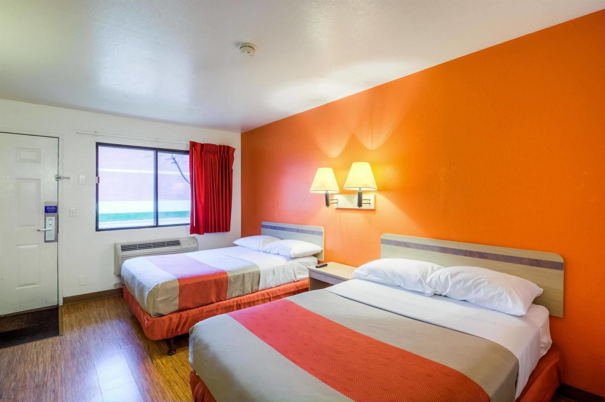 Motel 6 Chicago - Elk Grove Элк-Гров-Виллидж Экстерьер фото