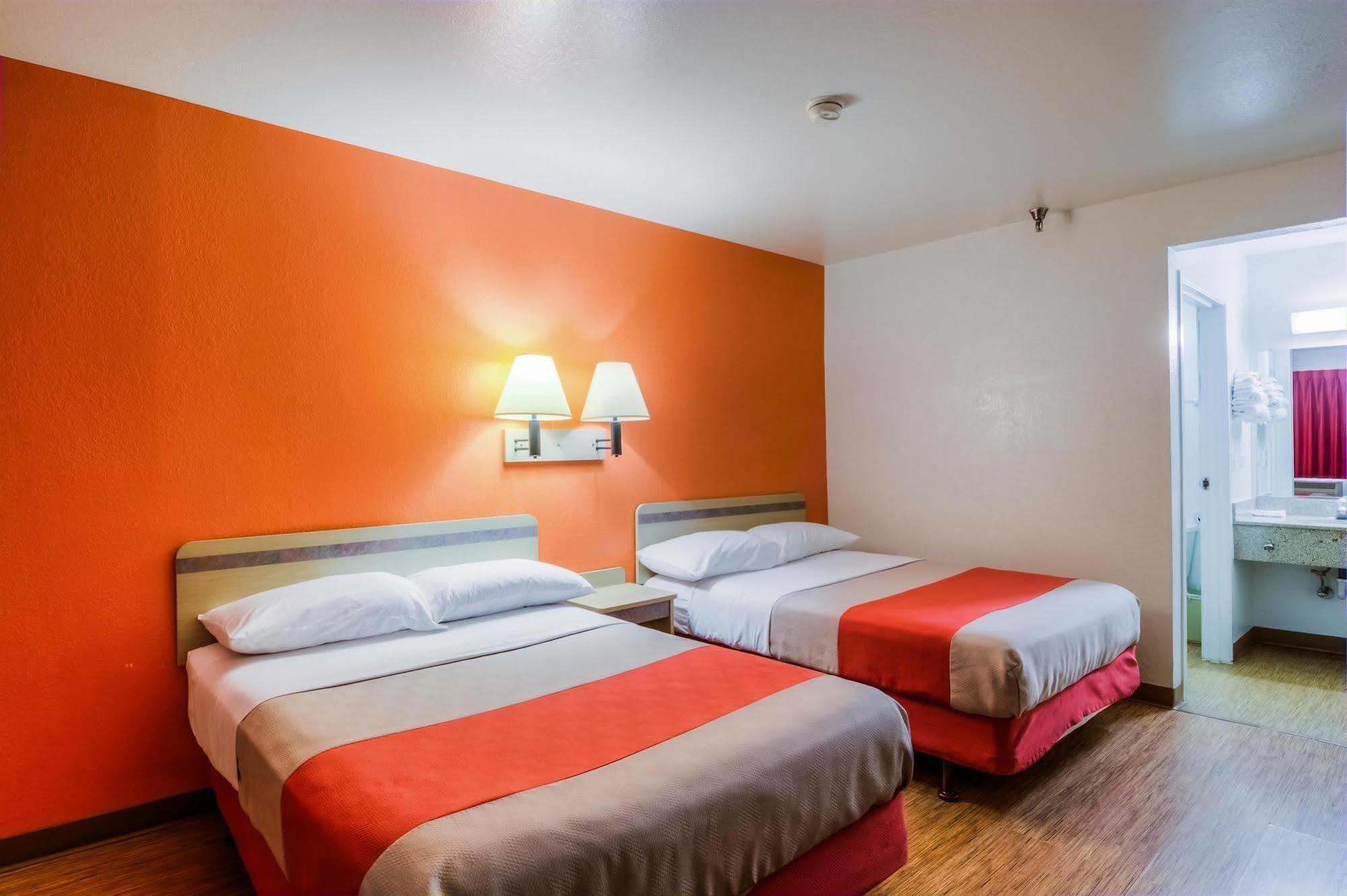Motel 6 Chicago - Elk Grove Элк-Гров-Виллидж Экстерьер фото