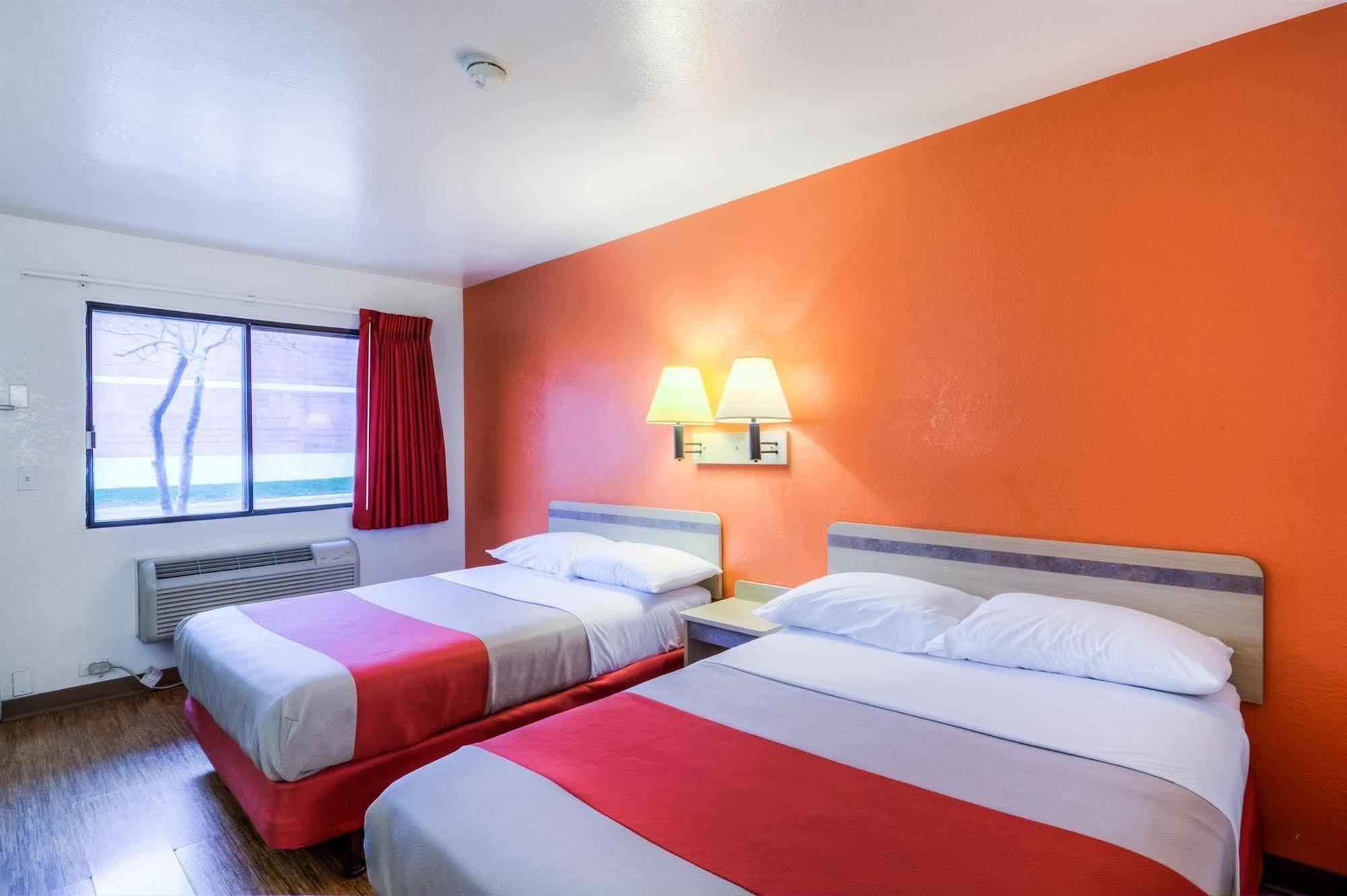 Motel 6 Chicago - Elk Grove Элк-Гров-Виллидж Экстерьер фото