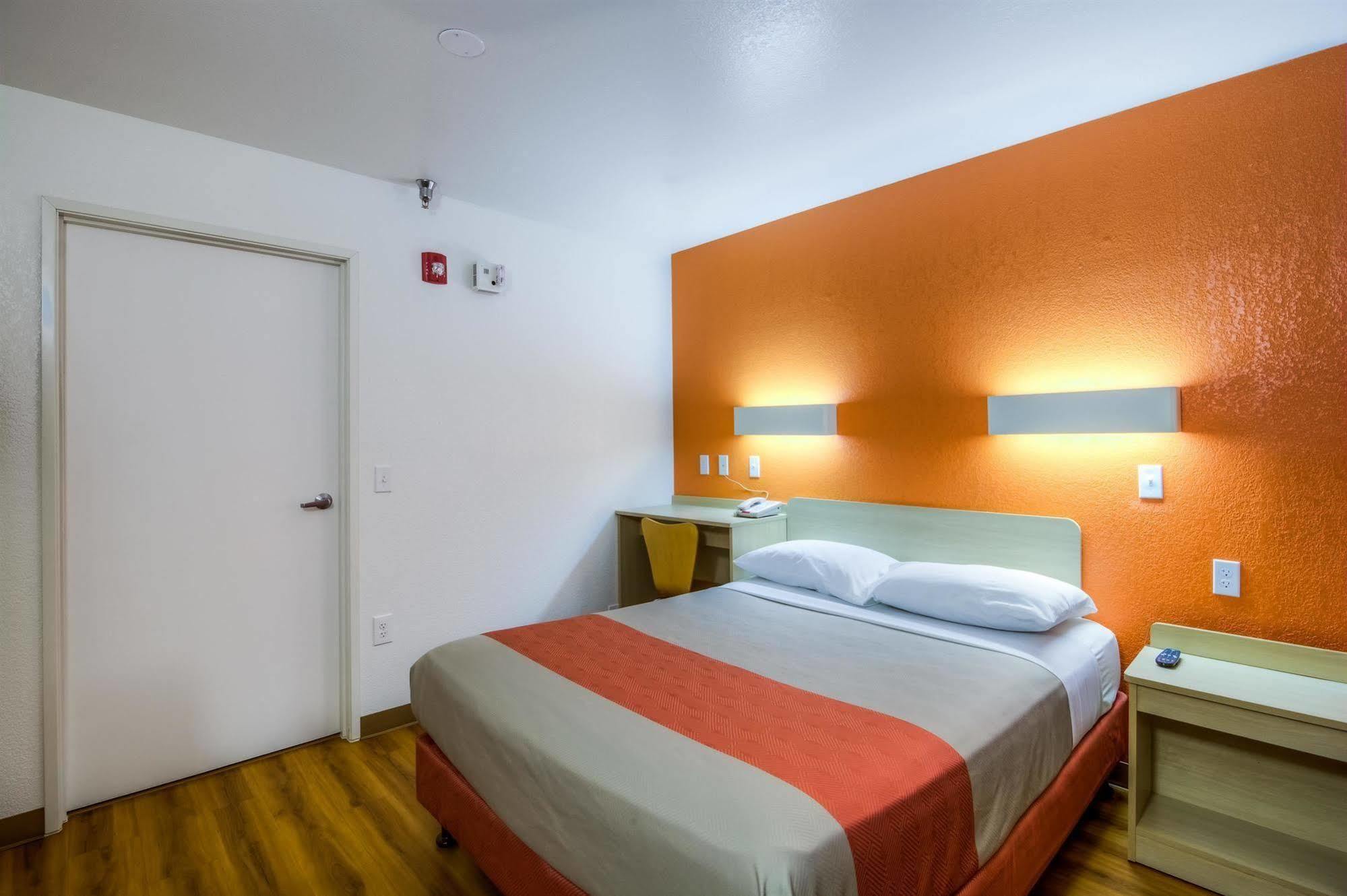 Motel 6 Chicago - Elk Grove Элк-Гров-Виллидж Экстерьер фото
