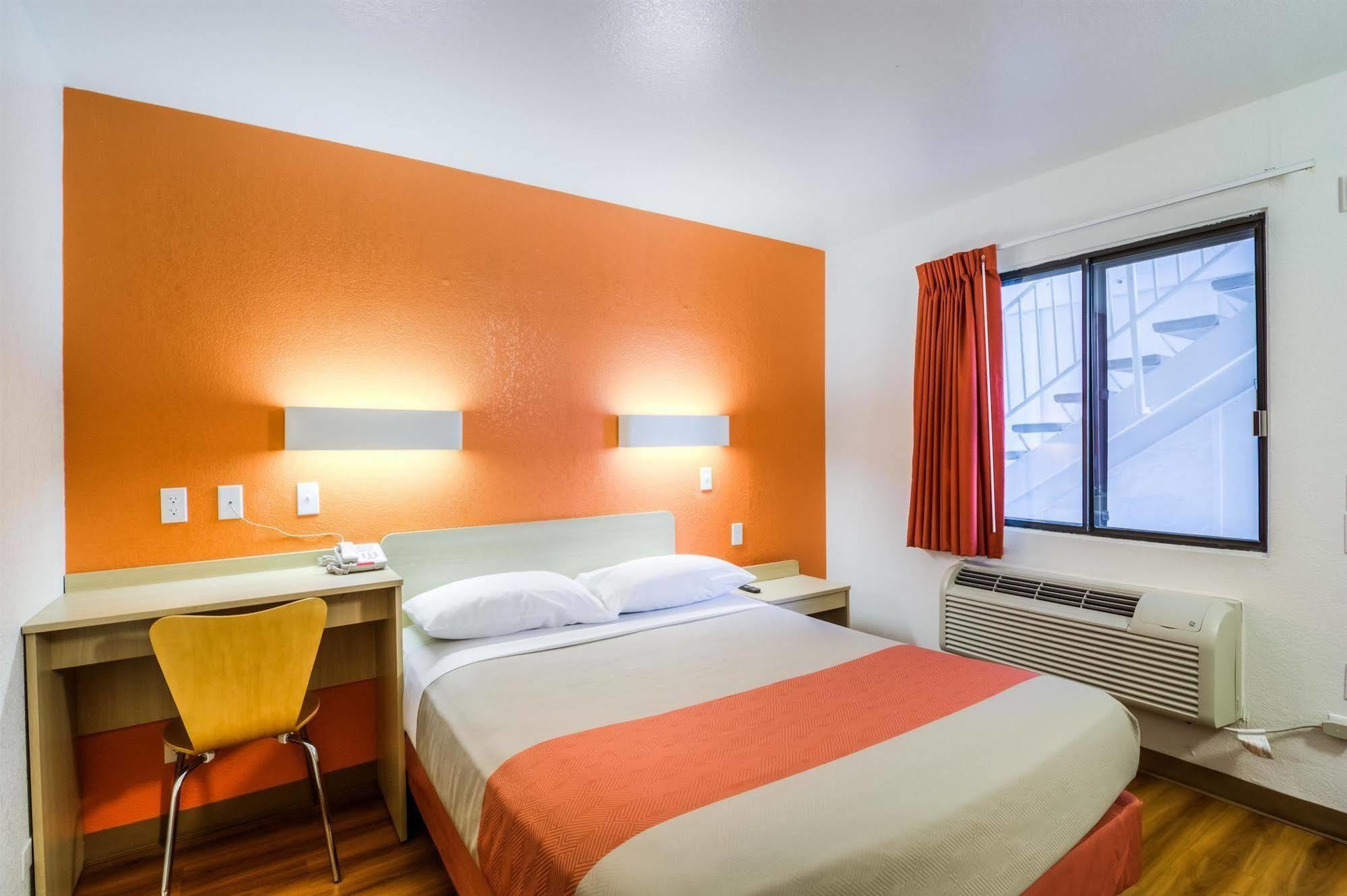 Motel 6 Chicago - Elk Grove Элк-Гров-Виллидж Экстерьер фото
