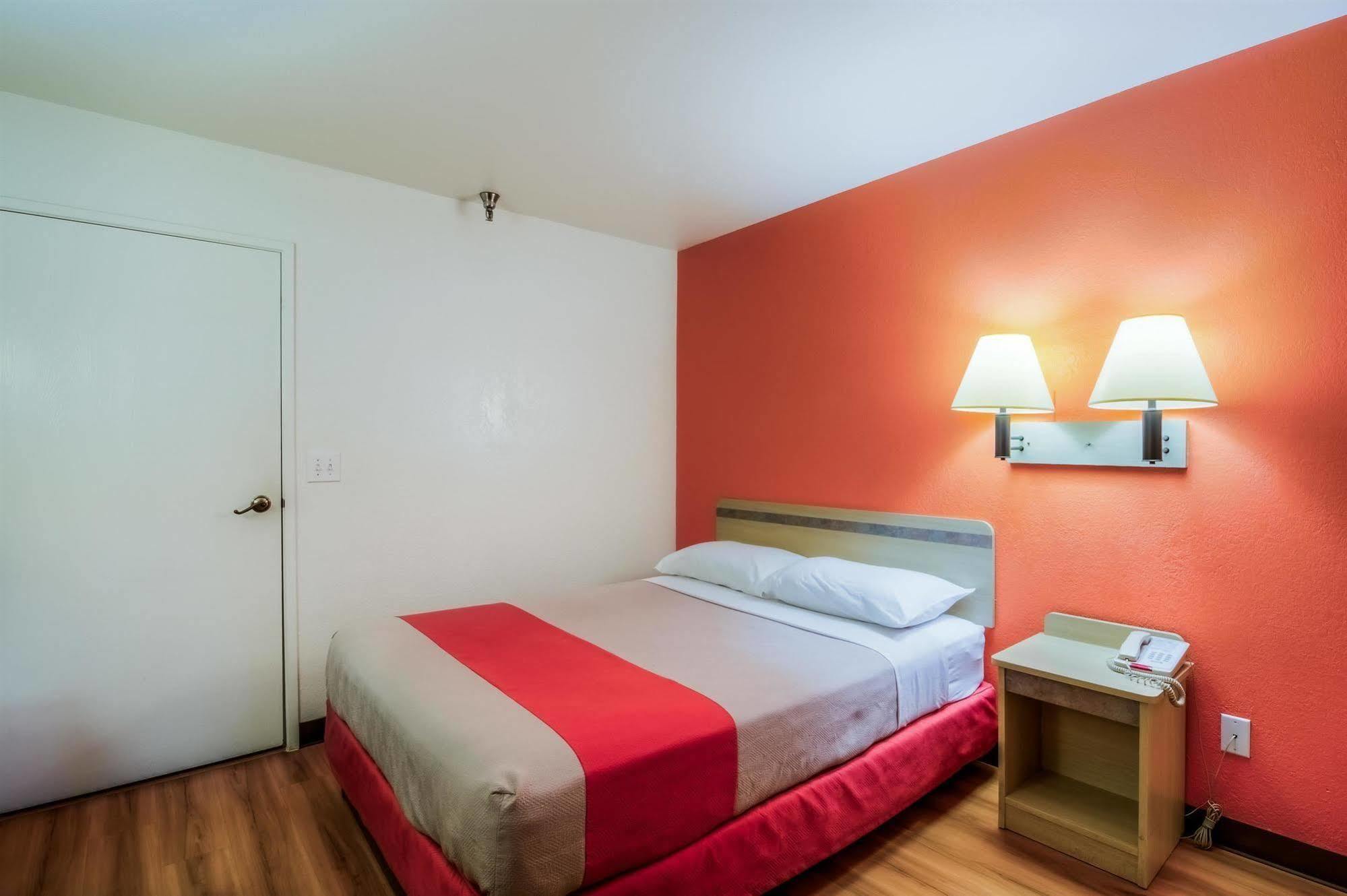 Motel 6 Chicago - Elk Grove Элк-Гров-Виллидж Экстерьер фото
