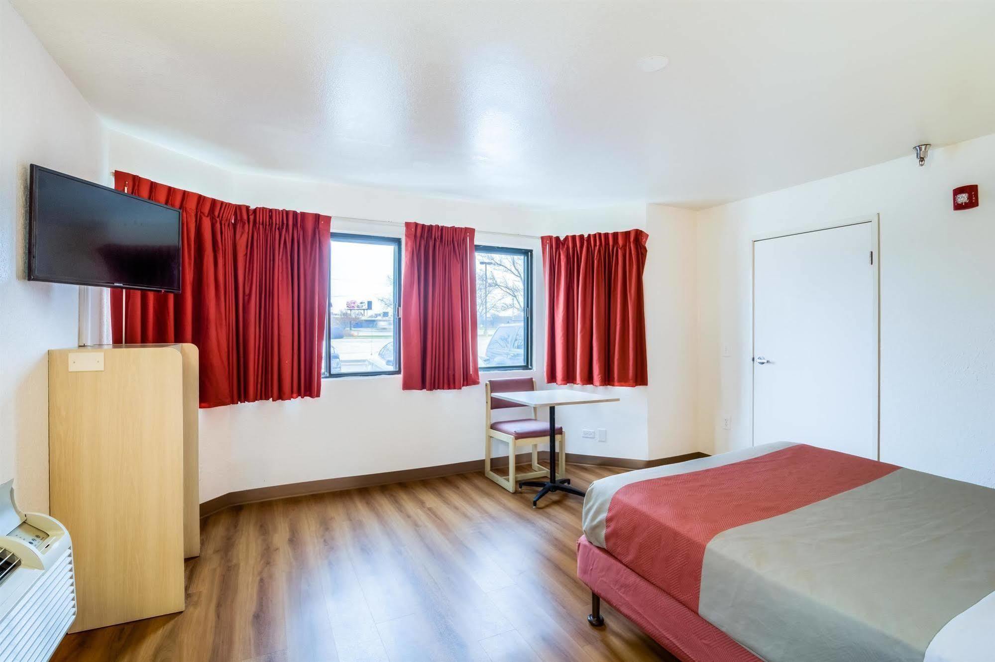 Motel 6 Chicago - Elk Grove Элк-Гров-Виллидж Экстерьер фото