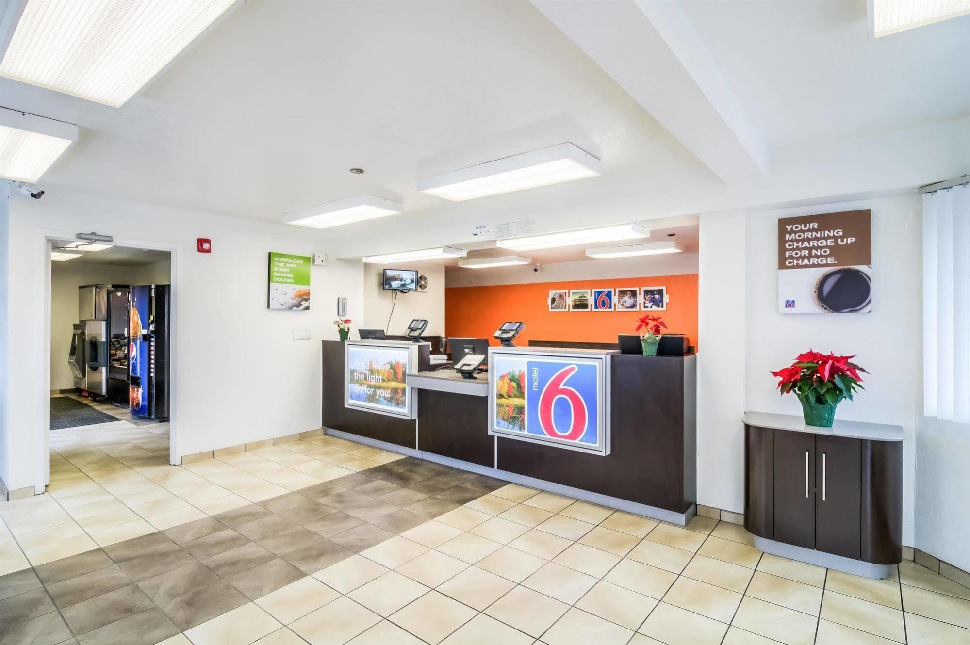 Motel 6 Chicago - Elk Grove Элк-Гров-Виллидж Экстерьер фото
