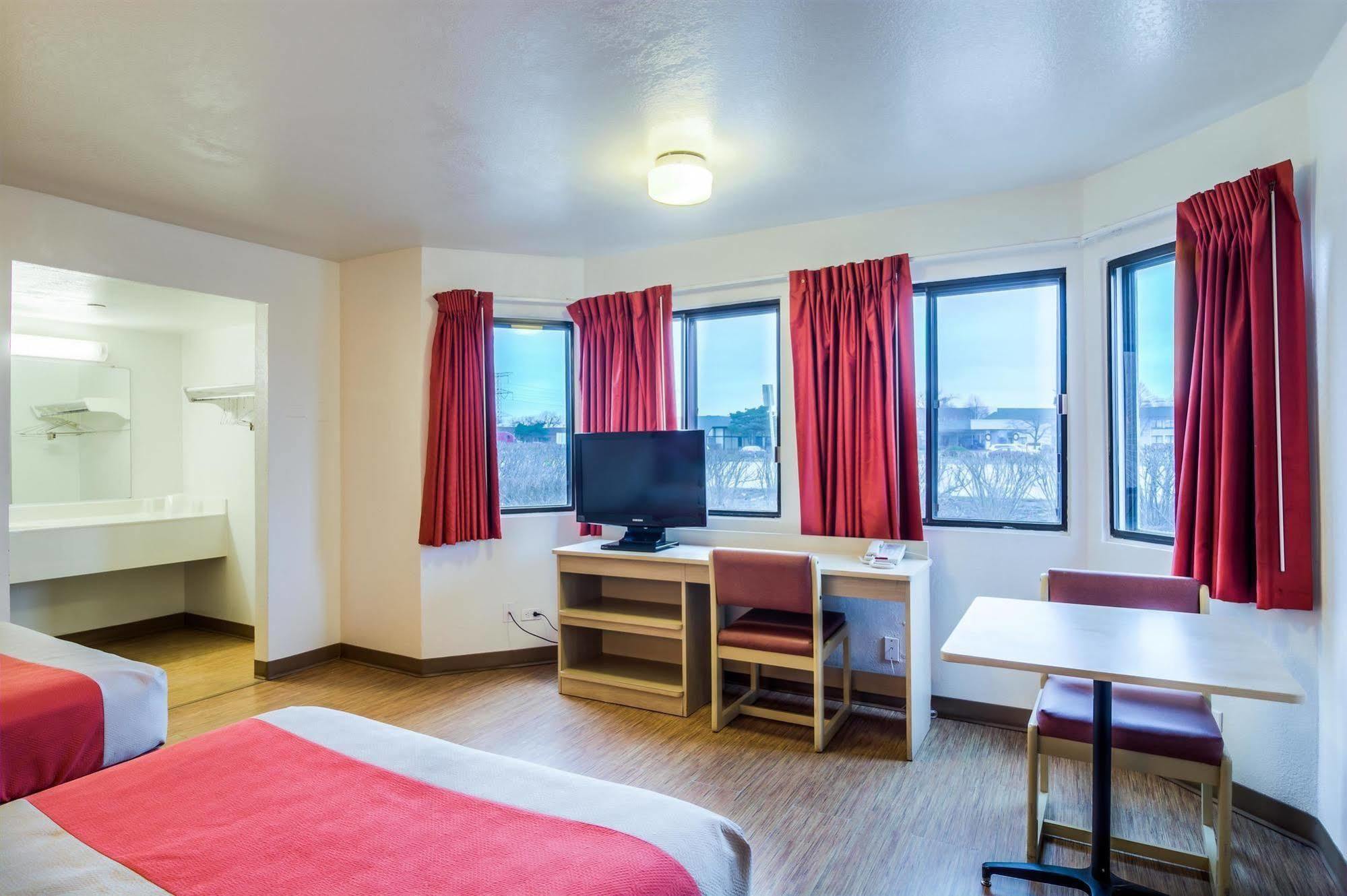 Motel 6 Chicago - Elk Grove Элк-Гров-Виллидж Экстерьер фото