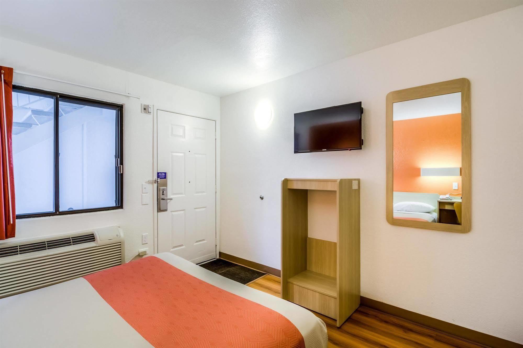 Motel 6 Chicago - Elk Grove Элк-Гров-Виллидж Экстерьер фото