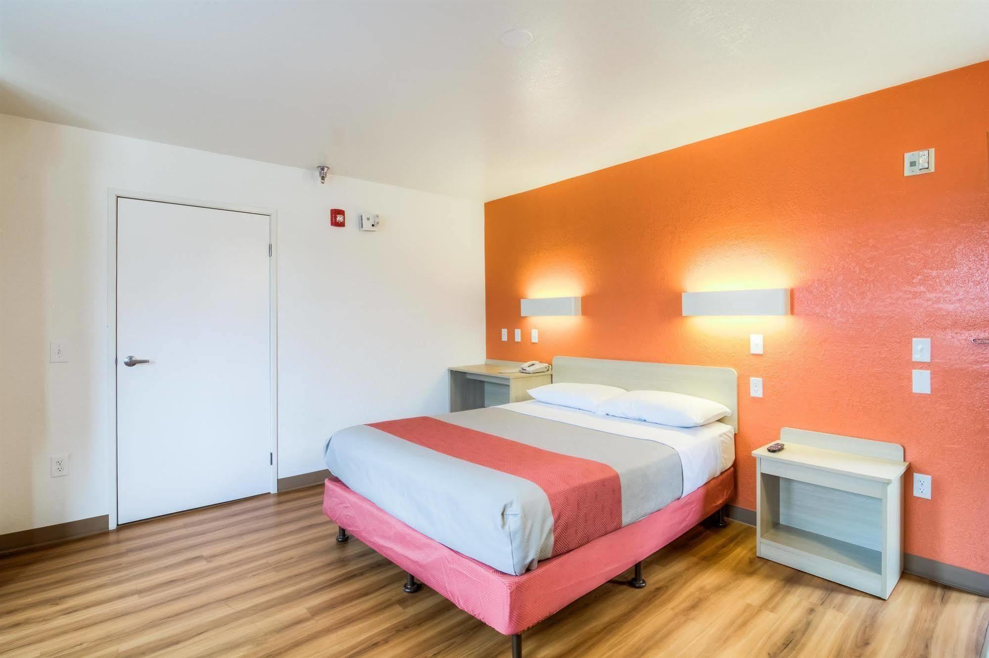 Motel 6 Chicago - Elk Grove Элк-Гров-Виллидж Экстерьер фото